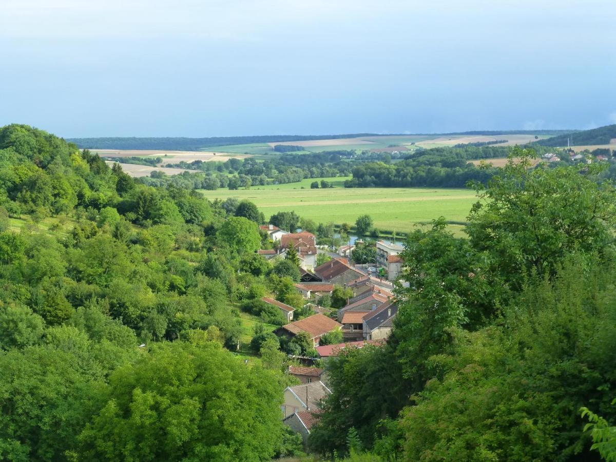 Les Chambres De La Ville Haute Dun-sur-Meuse Exterior foto